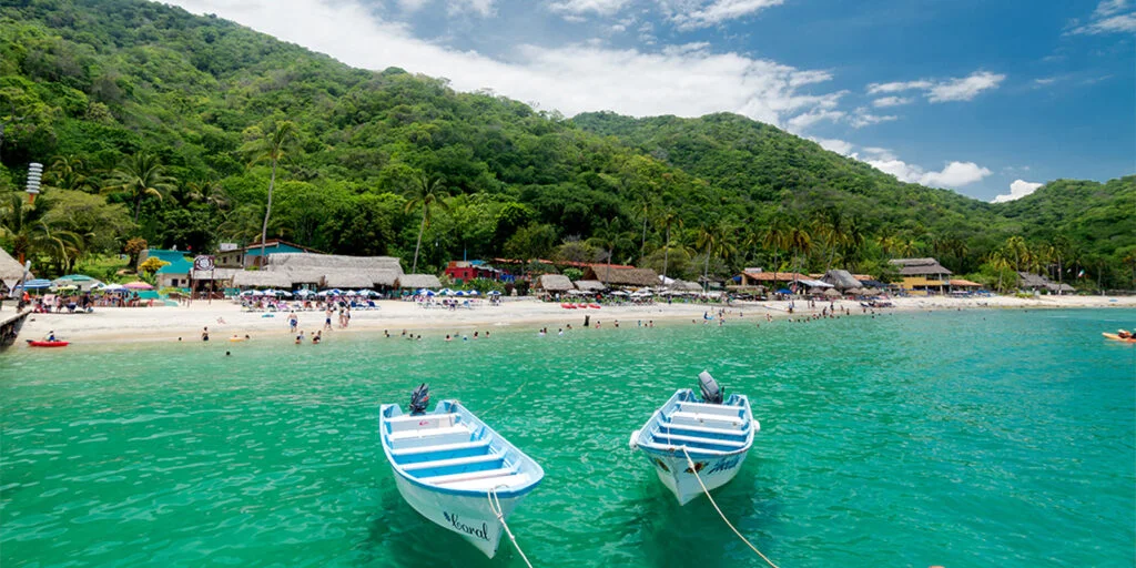 The beach and waterfront at Playa Las Ánimas